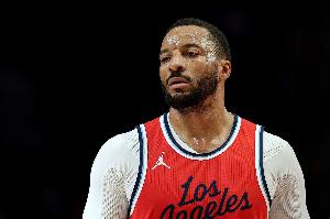 星空体育官方平台-手感一般！鲍威尔半场7中2&amp;三分3投全铁仅得4分1助攻