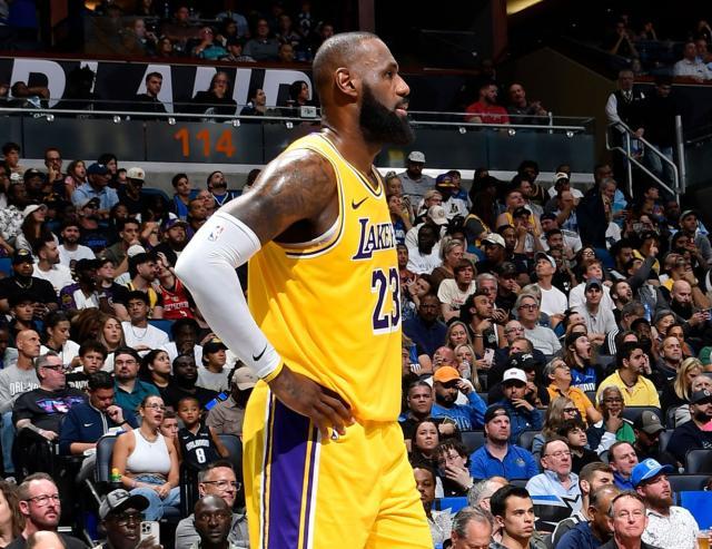 星空体育官方平台-湖人为何遭遇三连败？詹皇以赛代练，小阵容显弊端