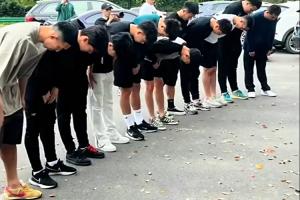 王钰栋等浙江队球员来到俱乐部，鞠躬默哀悼念布彭扎️