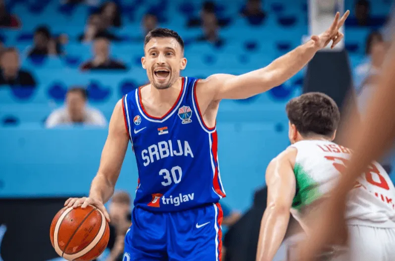 星空体育官方平台-阿夫拉莫维奇全场6中3，三分3中2得到8分4篮板2助攻