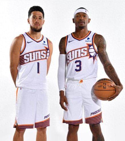 星空体育-布克比尔同时缺席比赛！伤病来袭阻碍太阳巨头磨合