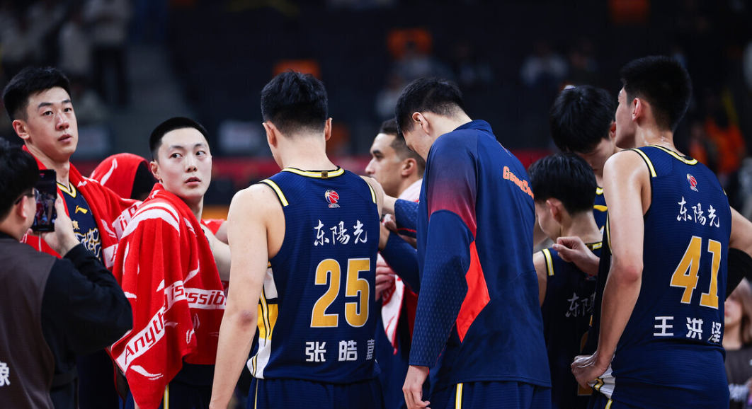 星空体育-24分27分40分！一夜爆3门惨案，张镇麟再次封神，上海显露冠军相