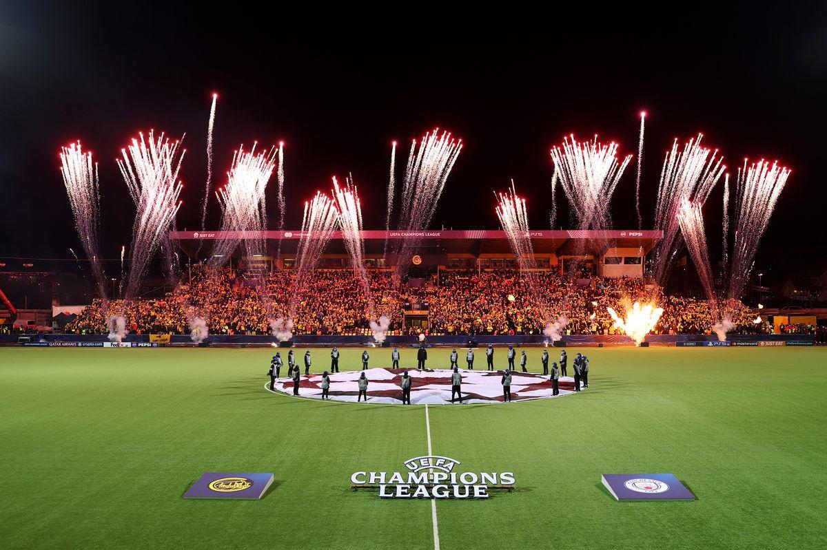 星空体育app下载-曼晚：大量未买到票的曼城球迷也随队远征挪威客场，甚至有人爬树上看球